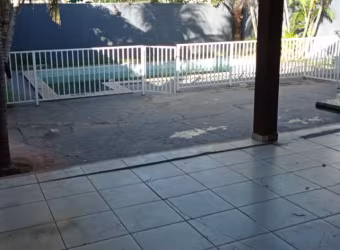 Casa sobrado com suítes e piscinas e armários planejados