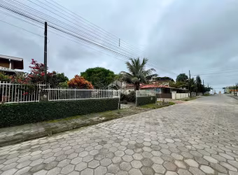 CASA EM SÃO FRANCISCO DO SUL, UBATUBA A POUCOS METROS DO MAR.