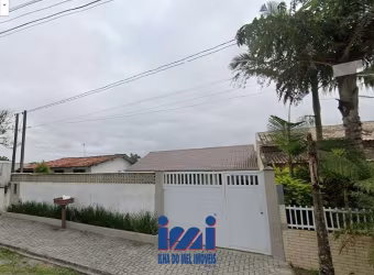 Casa com piscina próxima a praia no Eliana