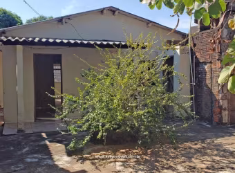 Vende-se casa no Jardim Planalto. Casa de madeira em ótima localização. Terreno amplo