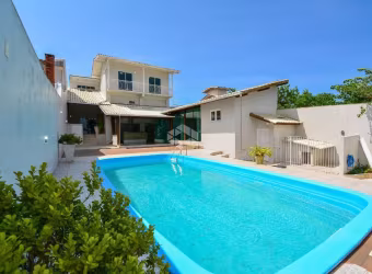 Casa alto padrão, excelente localização, com piscina, lareira, churrasqueira, pronta pra morar no Estreito.