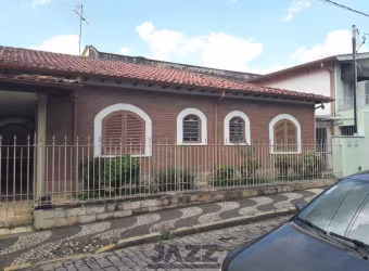 Excelente Casa Térrea com Três Suítes no Centro de Amparo - Oportunidade Imperdível!