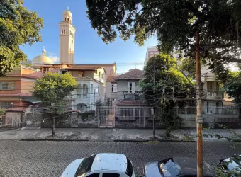 Vendo casa duplex com terraço na Alberto de Sequeira com 6 quartos.