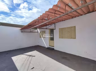 Casa com 3 Quarto(s) e 2 banheiro(s) para Alugar, 81 m² por R$ 1130 / Mês