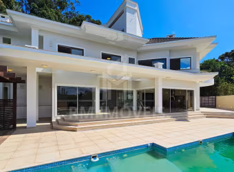 Casa semimobiliada de alto padrão, projetada pelo arquiteto Robson Nascimento, em condomínio fechado, com 477m² construídos, 5 dormitórios, sendo 4 suítes, deck com piscina e vista panorâmica!