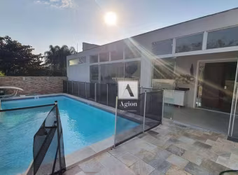 Casa de Alto Padrão com 3 Suítes e Piscina em Condomínio Fechado