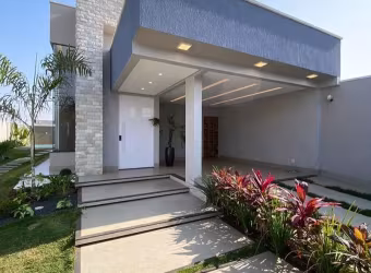 Casa com piscina, iluminada e espaçosa