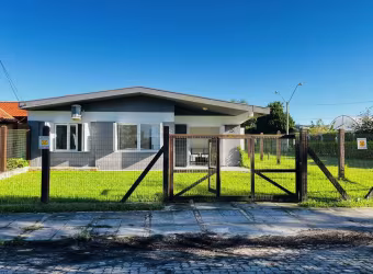 Casa Semi Mobiliada à Venda em Xangri-lá - Centro - Com Churrasqueira e Mobília