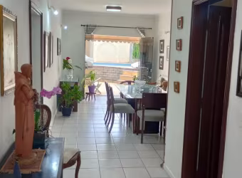Sobrado Isolado no Jardim Helena Maria Guarujá 3 Dormitórios com 1 grande suíte com hidromassagem + 1 Banheiro Social + Sala em 3 Ambientes + Cozinha planejada com Ilha + Lavábo + 3 Vagas de Garagem P