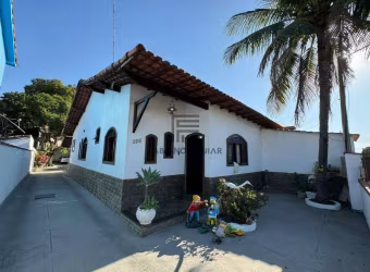 Casa em Araruama, 8 quartos ( 3 suítes ) - R$ 1.300.000,00 - Centro