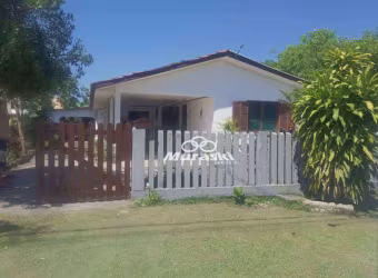 Ótima casa com 3 quartos em terreno com 534 m2 localizada a apenas 3 quadras da praia .
