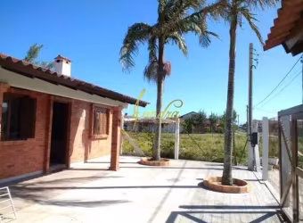 Casa duas quadras do mar venda ou locação de temporada com 03 dormitórios