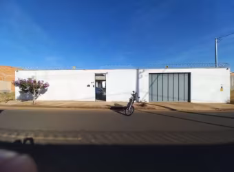 Casa para locação e venda no bairro Laranjeiras.