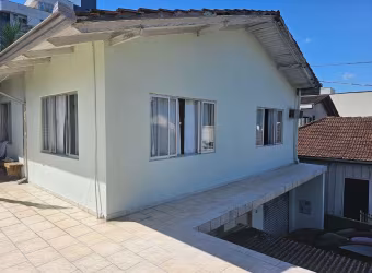 Casa para reforma e amplo galpão à venda, 245 m² por R$ 580.000 - Bom Retiro - Joinville/SC