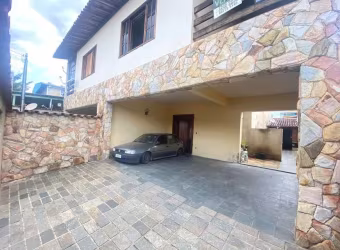 Casa com - 4 qt. - 01 suíte - 4 vg. - 200m² - R$745K