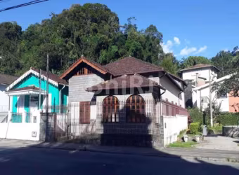 CASA EM DOIS PAVIMENTOS- COM 07 QUARTOS -VALPARAISO  -PETRÓPOLIS .