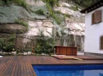 casa duplex  em rua fechada com cancela, silenciosa com vista para o Corcovado no Cosme velho.