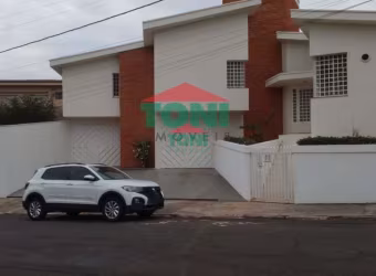 Imperdível: Casa à venda no Centro de Salto-SP, com 2 quartos, 1 suíte, 2 salas, 4 banheiros e 238m² de área!