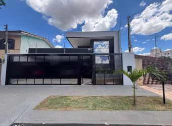 Casa à venda na Zona 08, Maringá Com uma área construída de 215 m , essa casa conta com 4 suítes