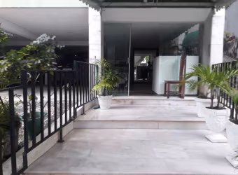 Na Barra, amplo 1 quarto/sala + dependência na João Pondé,