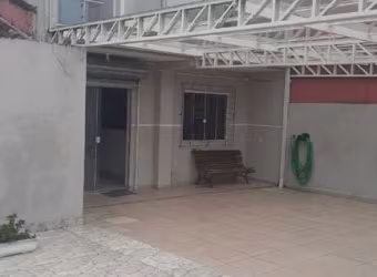 Sobrado 3 quartos sendo 1 suite com closet  em cima  Com três sacadas  Mas 1 banheiro Piso inferior  Copa cozinha sala  Edícula com 4 peças  Sendo 1 l