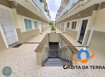 Sobrado de 127m² com 3 quartos, 3 banheiros e 2 vagas na garagem em um condomínio fechado com piscina.  Este imóvel possui uma área de serviço, armári