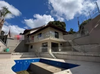 Imperdível casa à venda em Curitiba-PR, no Pilarzinho: 3 quartos, 1 suíte, 2 salas, 5 banheiros, 8 vagas de garagem, 400,00 m² de área.