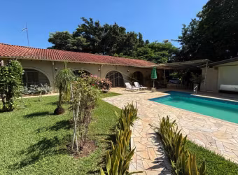Linda Chácara à Venda - Com Piscina, Salão de Festas e Três Residências!
