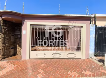 Casa Térrea + edícula, com 188m² sendo 3 quartos, 1 suíte, armários sendo 1 closet, 2 banheiros sendo 1 suíte, com gabinetes, espelhos e box em vidro, próximo da faculdade USP e hospital HC Campus;