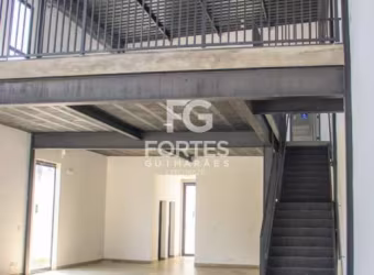 Salão com pé direito duplo 295,5 m² AC sendo 184m² pavimento térreo (salão) + 111,5m² pavimento superior (mezanino), ao lado da avenida Cel Fernando Ferreira Leite