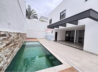 Casa a venda no condomínio Spina Ville com 4 quartos sendo 4 suítes, área gourmet com piscina, garagem para 4 carros e portaria 24 horas.