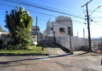 Sobrado triplex 03 quartos, sendo 01 suíte no uberaba