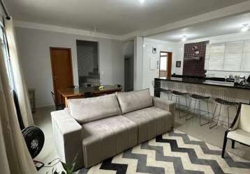 Casa duplex com 3 quartos, mobiliada, em um condomínio fechado para alugar no  boqueirão, em santos.