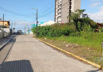 Terreno colado na praia