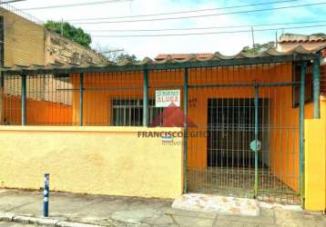 Otima casa no centro de são gonçalo com varanda,sala 02 quartos bamheiro,cozinha e area de serviço,vaga de garagem,proximo a todo comércio do centro d