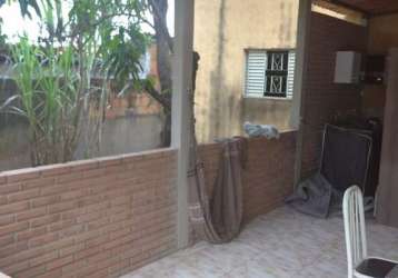 Vende-se casa+garagem,em terreno de 150 metros, pequeno quintal