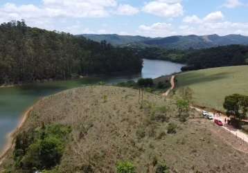 Linda área pé na areia beirando a represa