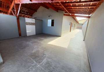 Casa à venda em mongagua, com 2 dormitórios e piscina