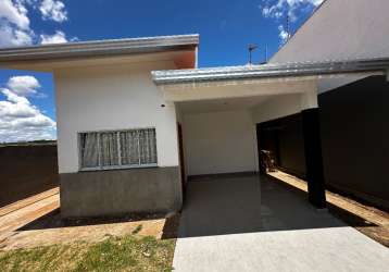 Casa térrea com lindo acabamento e espaço de garagem amplo