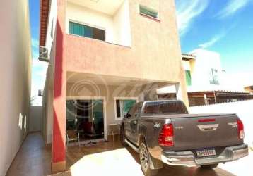 Casa triplex individual em pitangueiras