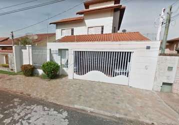 Sobrado no bairro ribeirânia, 03 dormitórios com armários planejados sendo 01 suite, piscina, churrasqueira e 04 vagas de garagem.