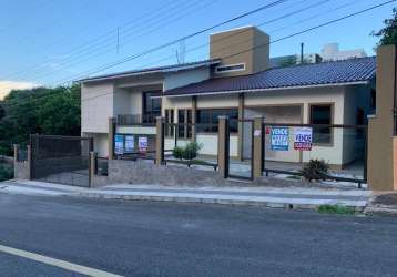 Casa com 3 suítes com piscina em coqueiros