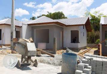 Casa com dois dormitórios em indaial, com muito espaço de terreno!