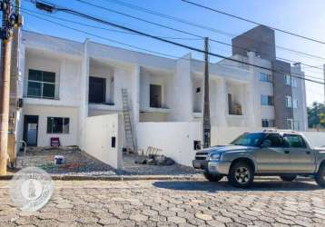 Sobrado com ótimo padrão de acabamento com 2 suítes e sacada, no bairro fortaleza, em ótima localização!!