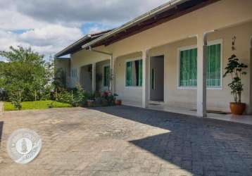 Casa térrea com 4 dormitórios sendo uma suíte no bairro escola agrícola!