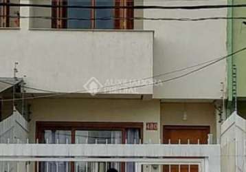 Casa em condomínio fechado com 3 quartos à venda na rua heitor kramer, 480, guarujá, porto alegre, 129 m2 por r$ 460.000