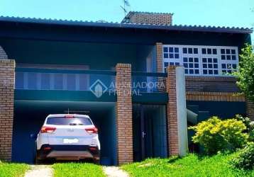 Casa em condomínio fechado com 4 quartos à venda na rua dos guananas, 290, espírito santo, porto alegre, 200 m2 por r$ 585.000