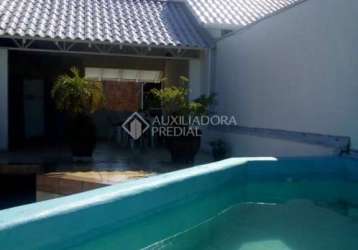 Casa em condomínio fechado com 3 quartos à venda na rua marco aurélio hidalgo, 17, nossa senhora das graças, canoas, 173 m2 por r$ 850.000