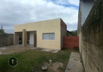 Casa com 3 dormitórios a 400 metros da praia.