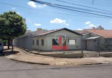 Casa comercial à venda na região central de londrina. com uma configuração espaçosa que inclui três quartos, sala, cozinha e dois banheiros, este imóv